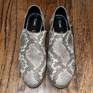 TOMS Shaye Low Ankle Bootie with Faux Leather Snakeskin size 6 1/2” EUC